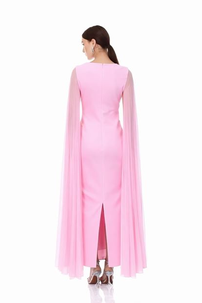 Robe de soirée rose à cape brodée